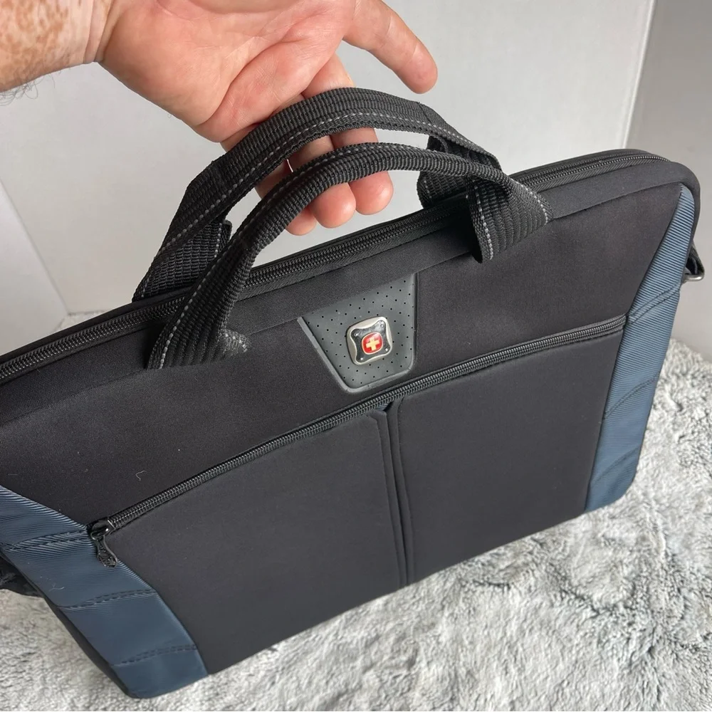Swiss Gear Black Wenger Sherpa 17 inch Padded Laptop Messenger Bag Zipper